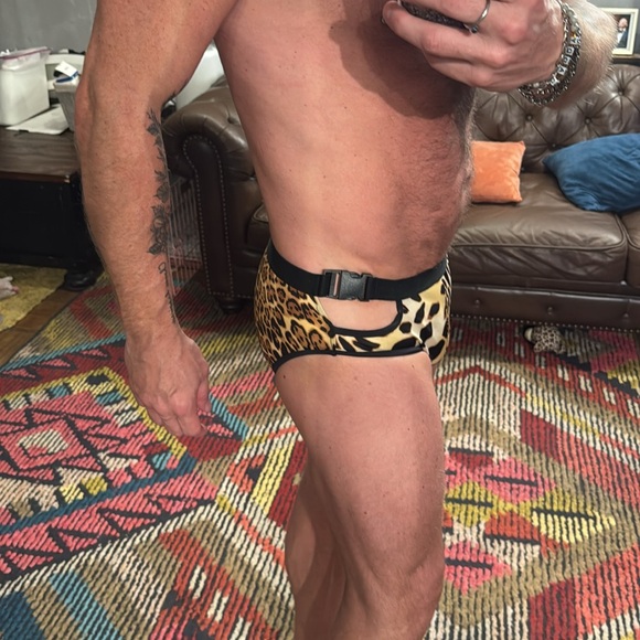 No apparel men’s animal print cheetah leopard asymmetrical buckle speedo - Picture 2 of 10